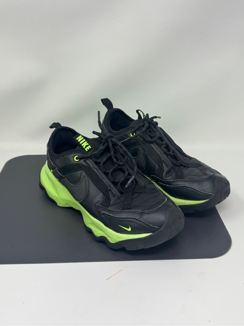 Women's Shoe Nike BLACK
GREEN TC 7900 size 8